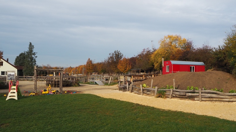 Ein Dach für die Pferde auf dem Kinderbauernhof